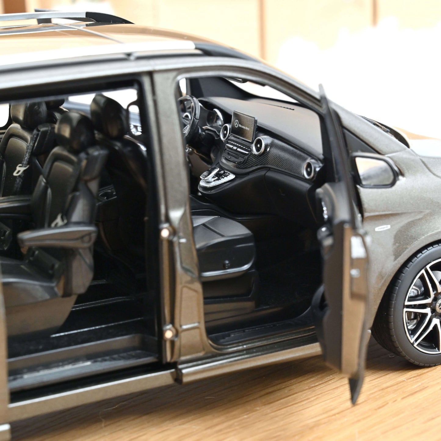 Mercedes-Benz V-Class AMG-Line 2018 - 1/18 Norev