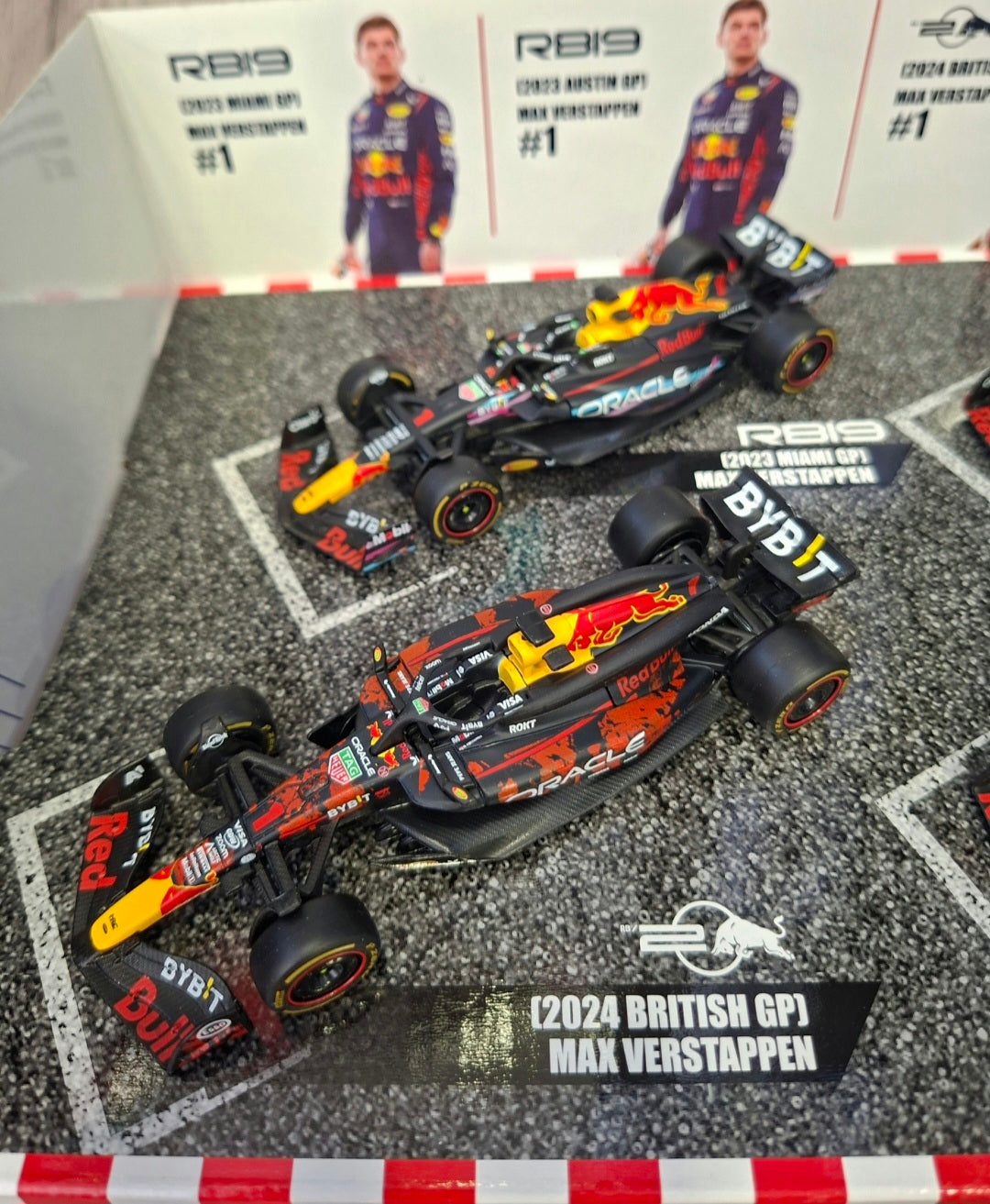 Set 4 machete Formula 1 M. Verstappen Red Bull Racing Formula 1 World Champion 2023-2024 - 1/43 Bburago