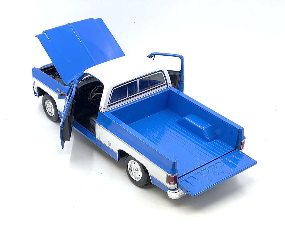 Chevrolet C10 Cheyenne Super 1974 albastru/alb - 1/18 Maisto