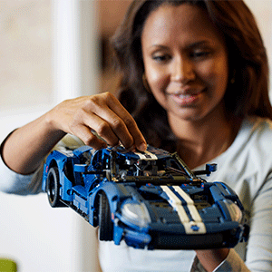 LEGO Technic 42154 - Ford GT 2022 (1466 piese)