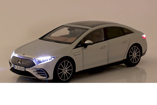 Mercedes-Benz EQS argintiu cu lumini - 1/18 NZG