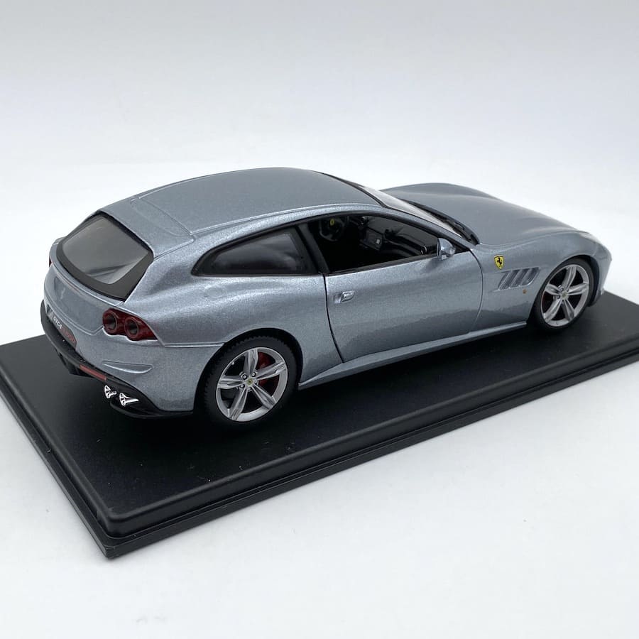 Ferrari GTC4 Lusso 2017 silver grey cu vitrina plexiglass - 1/24 Bburago