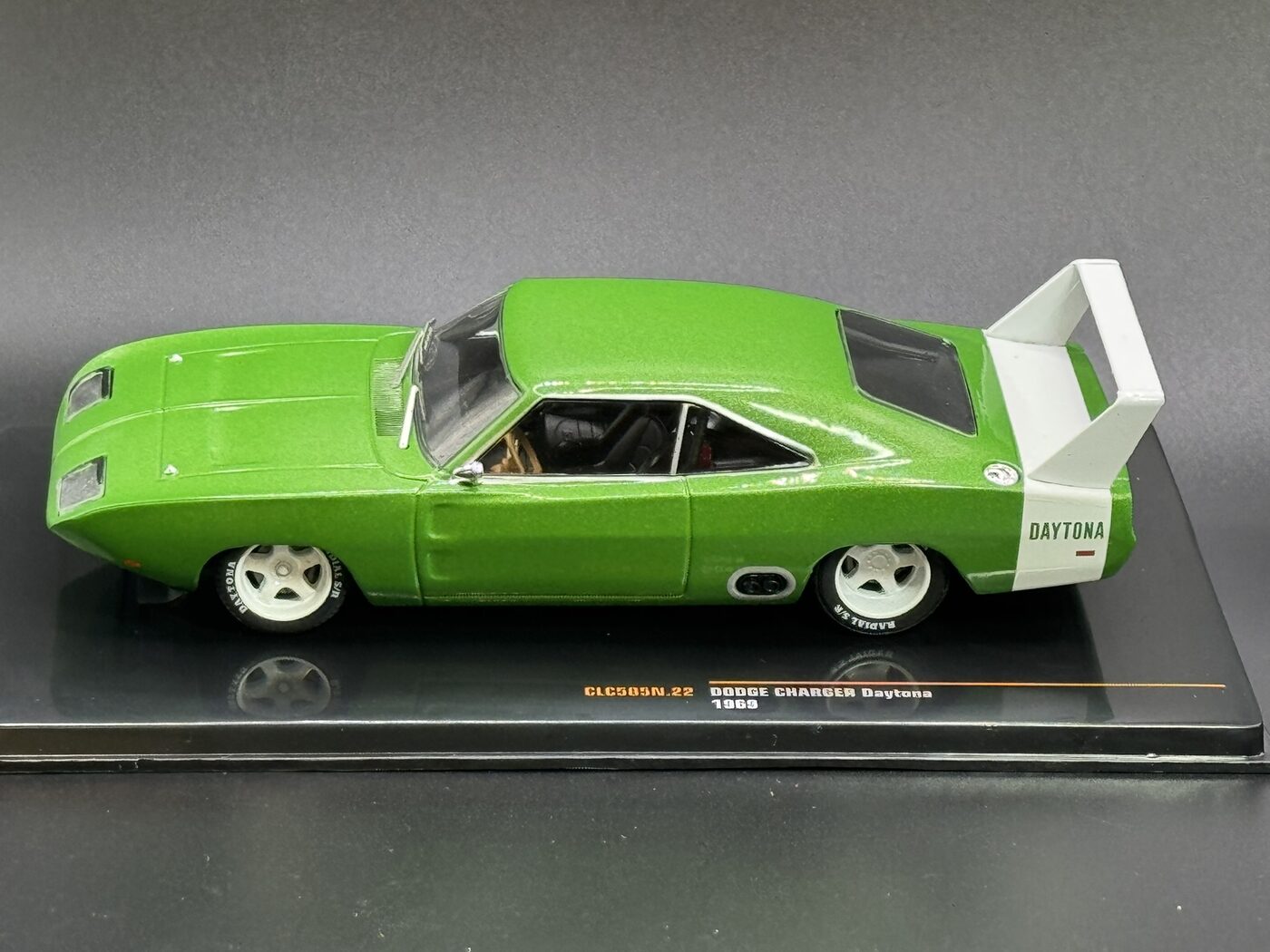 Dodge Charger Daytona 1969 verde/alb cu vitrina plexiglass - 1/43 Ixo Models