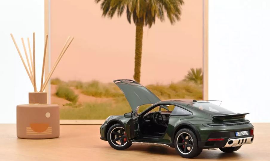 Porsche 911 Dakar 2023 oakgreen metallic - 1/18 Norev