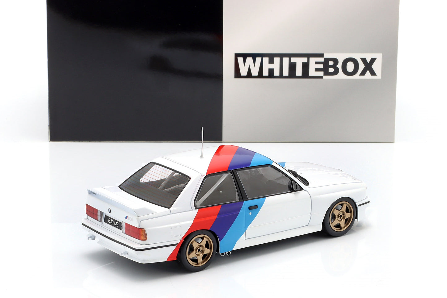 BMW M3 E30 1989 - 1/24 Whitebox