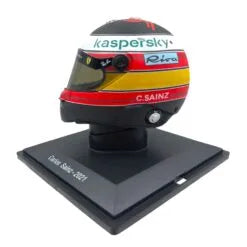 Casca Carlos Sainz 2021 cu vitrina plexiglass - 1/5 Spark
