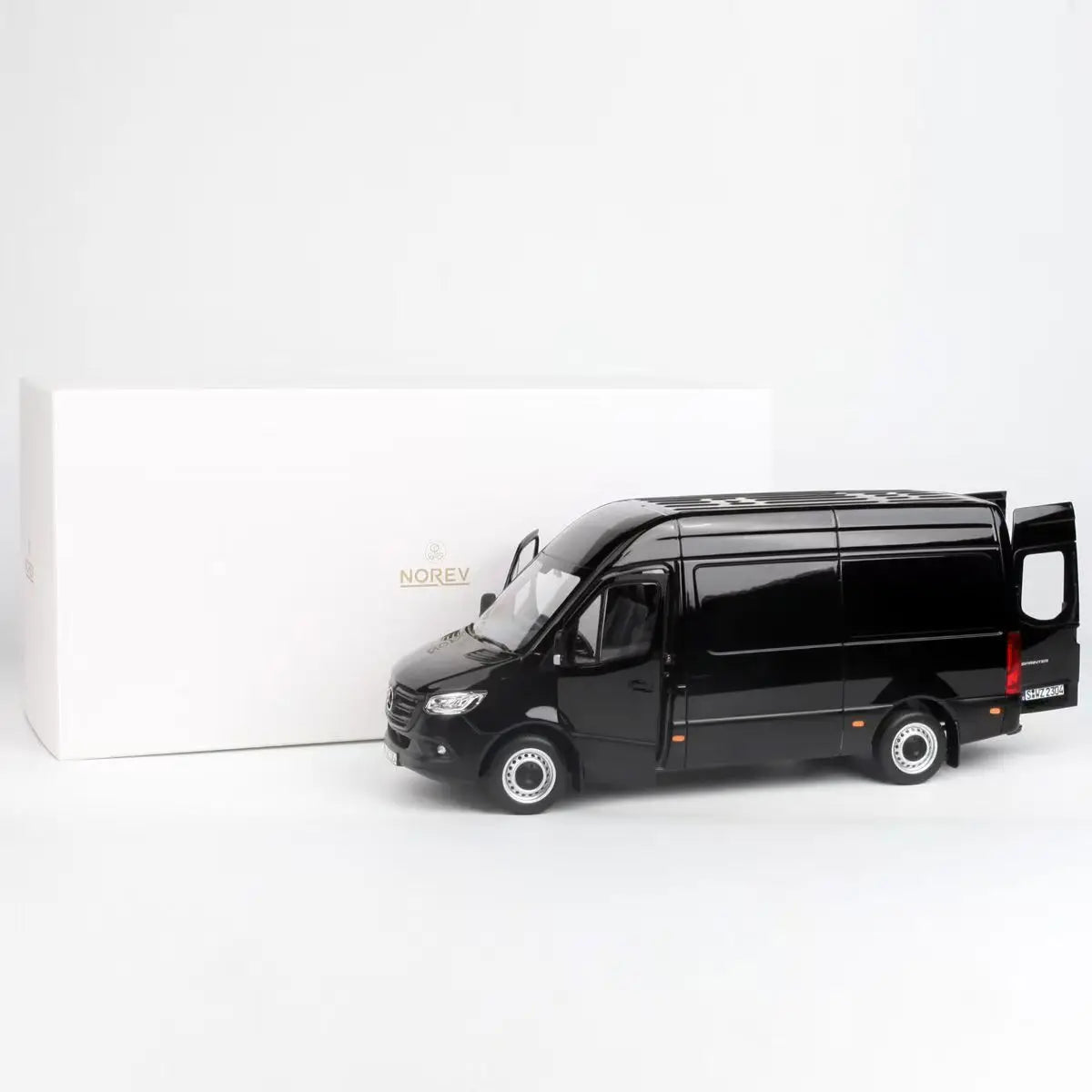 Mercedes-Benz Sprinter 2018 negru - 1/18 Norev