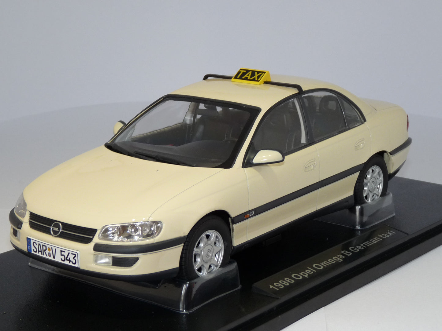 Opel Omega B German taxi 1996 - 1/18 Triple9 Collection