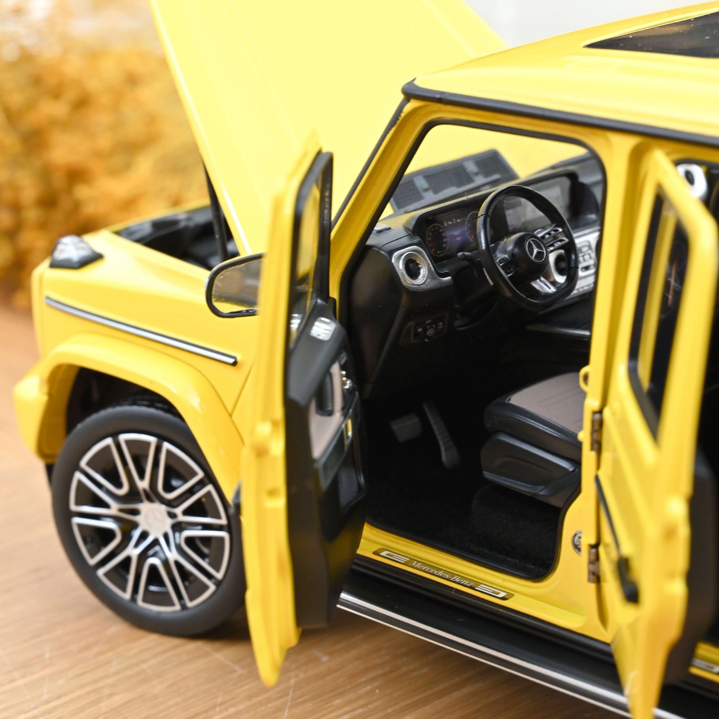 Mercedes-Benz G-Class 2024 galben - 1/18 Norev