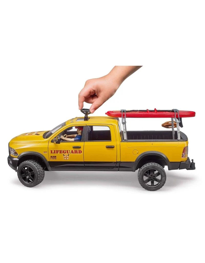 BRUDER 2506 - RAM 2500 Power Wagon Serviciu de salvamari, cu figurină și accesorii