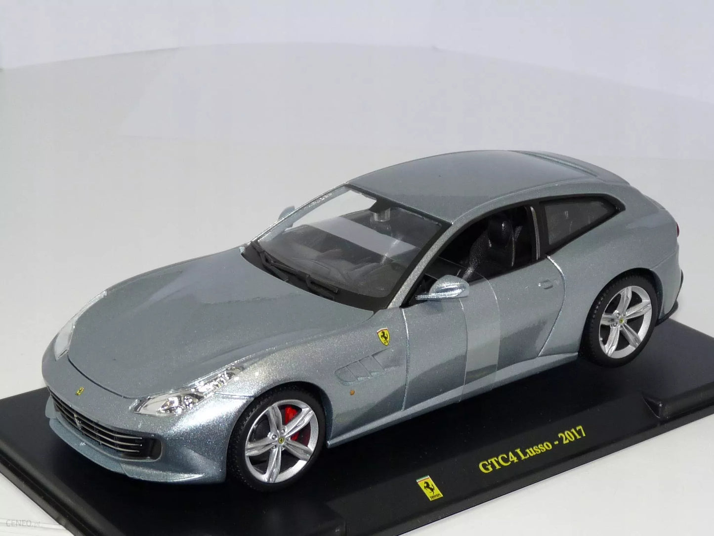 Ferrari GTC4 Lusso 2017 silver grey cu vitrina plexiglass - 1/24 Bburago