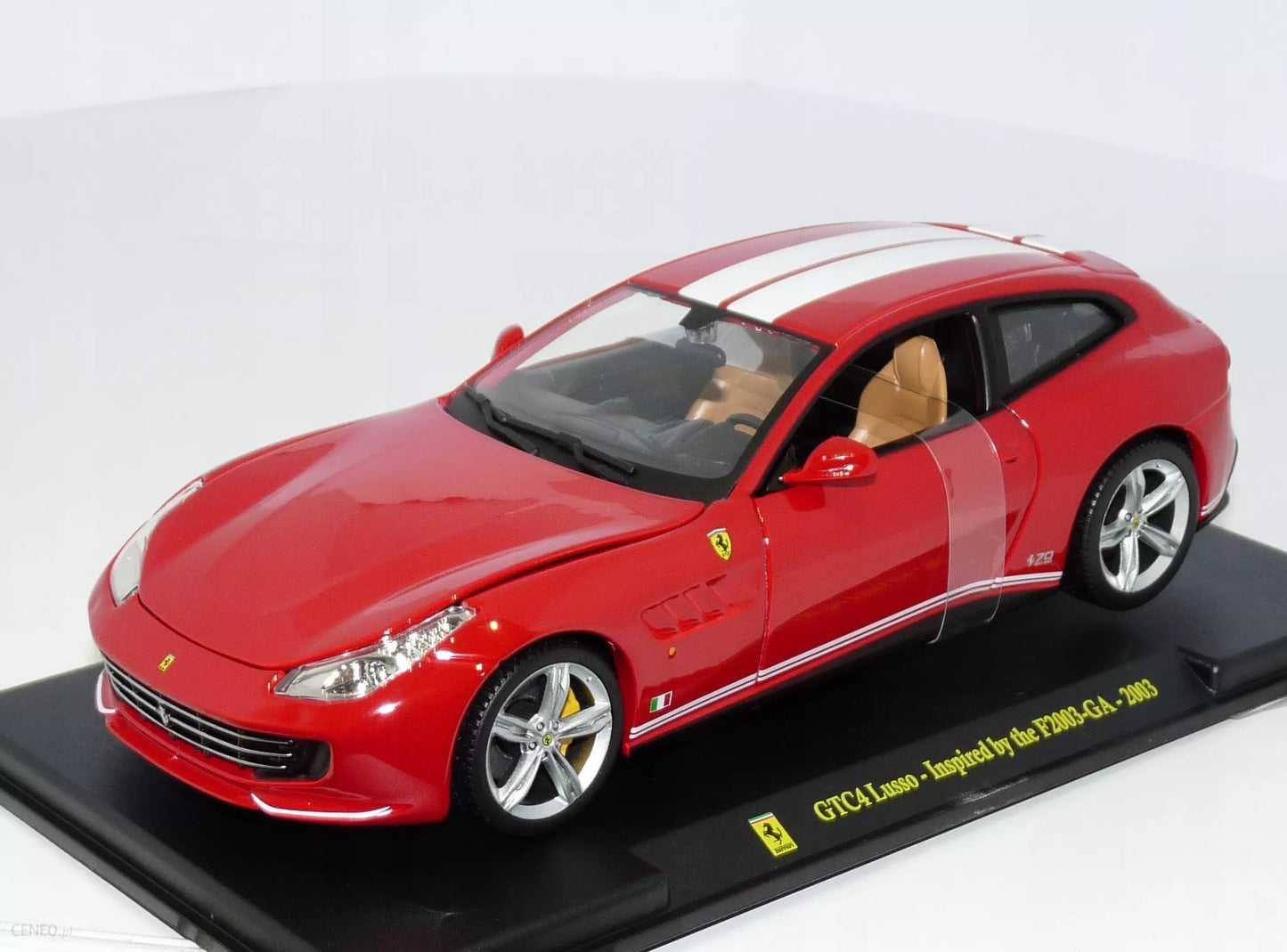 Ferrari GTC4 Lusso cu vitrina plexiglass - 1/24 Bburago