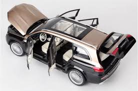 Mercedes Maybach GLS 600 auriu/negru - 1/18 Paragon
