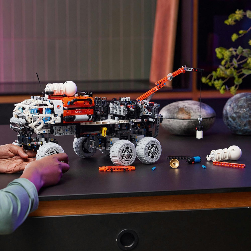 LEGO Technic 42180 - Rover de explorare martiana cu echipaj uman (1599 piese)