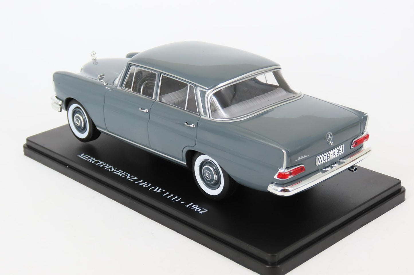 Mercedes-Benz 220 W111 - 1962 gri cu vitrina plexiglass - 1/24 Edicola
