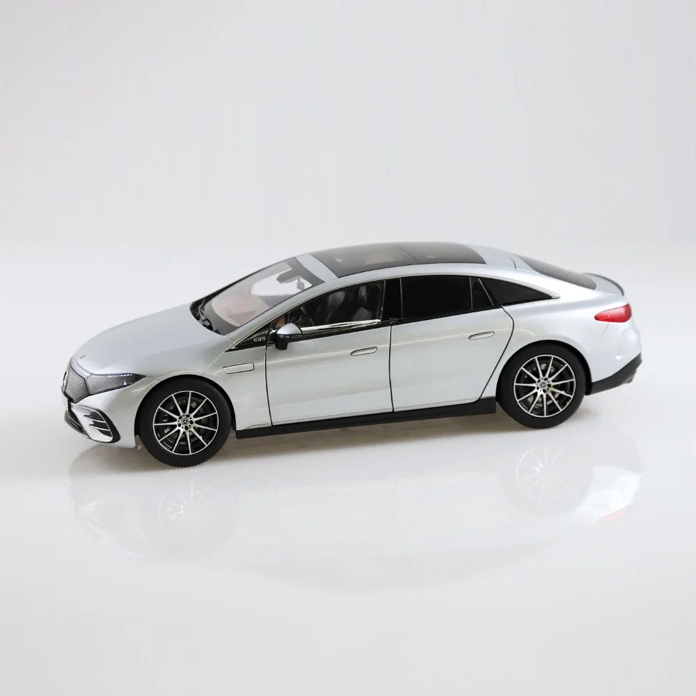 Mercedes-Benz EQS argintiu cu lumini - 1/18 NZG