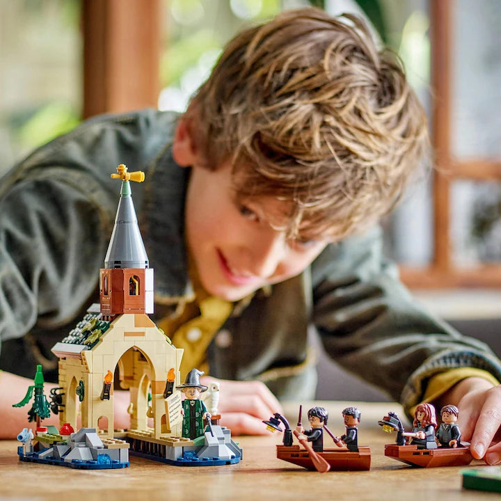 LEGO Harry Potter 76426 - Hangar pentru barci la castelul Hogwarts (350 piese)