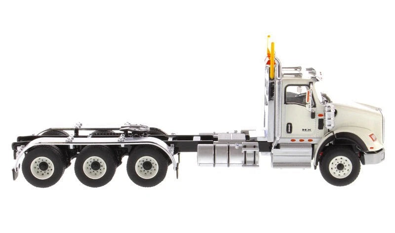 Camion International HX620 Tridem Tractor - 1/50 Diecast Masters