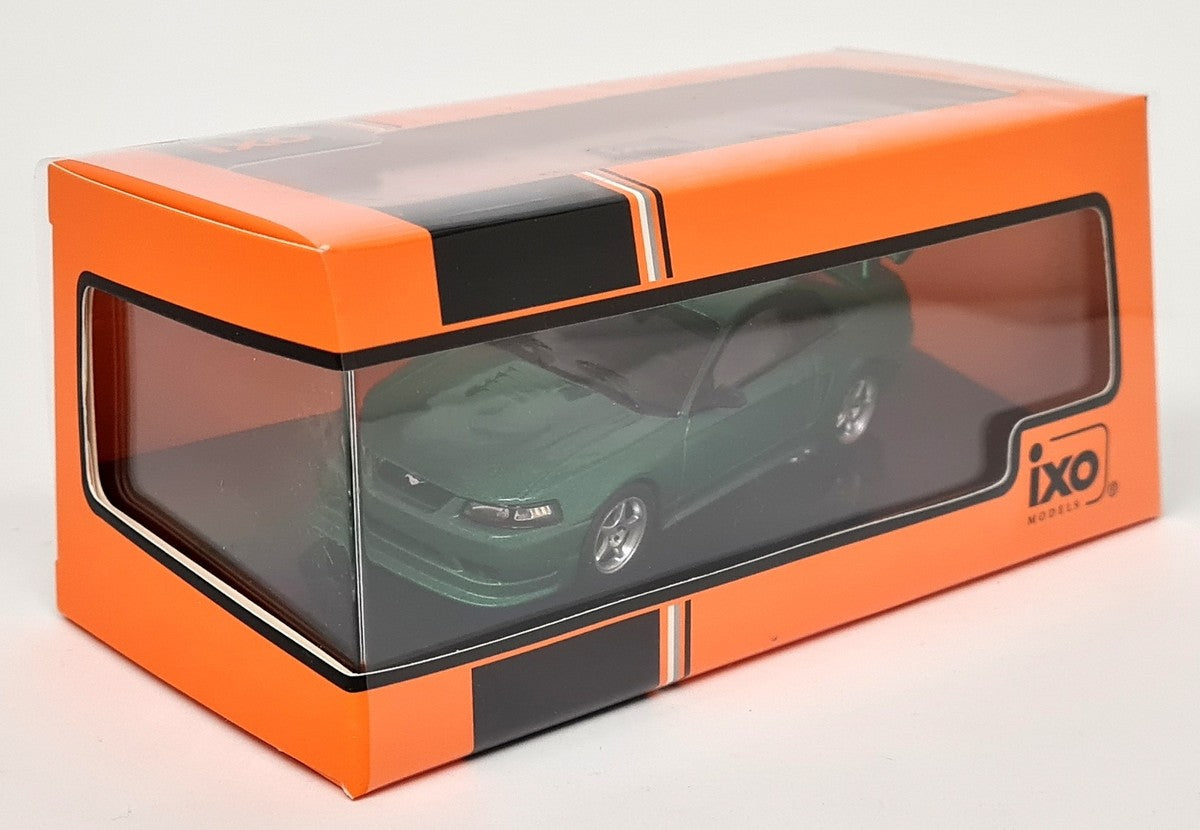 Ford Mustang SVT Cobra R "Custom" 2000 verde cu vitrina plexiglass - 1/43 Ixo Models