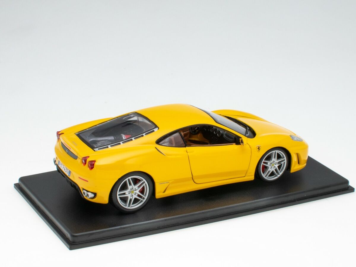 Ferrari F430 2004 galben cu vitrina plexiglass - 1/24 Bburago