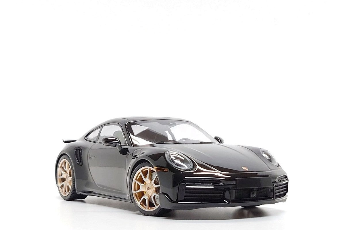 Porsche 911 (992) Turbo S Coupe Sport Design 2024 negru cu jante aurii 1/555pcs - 1/18 Minichamps