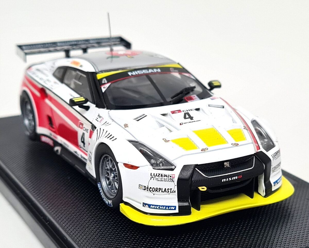 Nissan GT-R GT1 2010 Swiss Racing Team cu vitrina plexiglass - 1/43 Ebbro