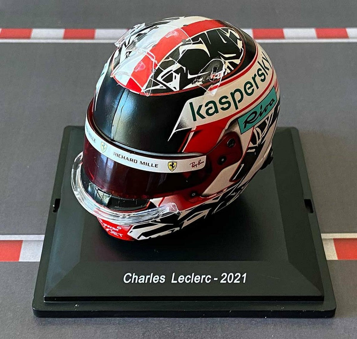 Casca Charles Leclerc #16 Scuderia Ferrari SF21 formula 1 2021 cu vitrina plexiglass - 1/5 Spark