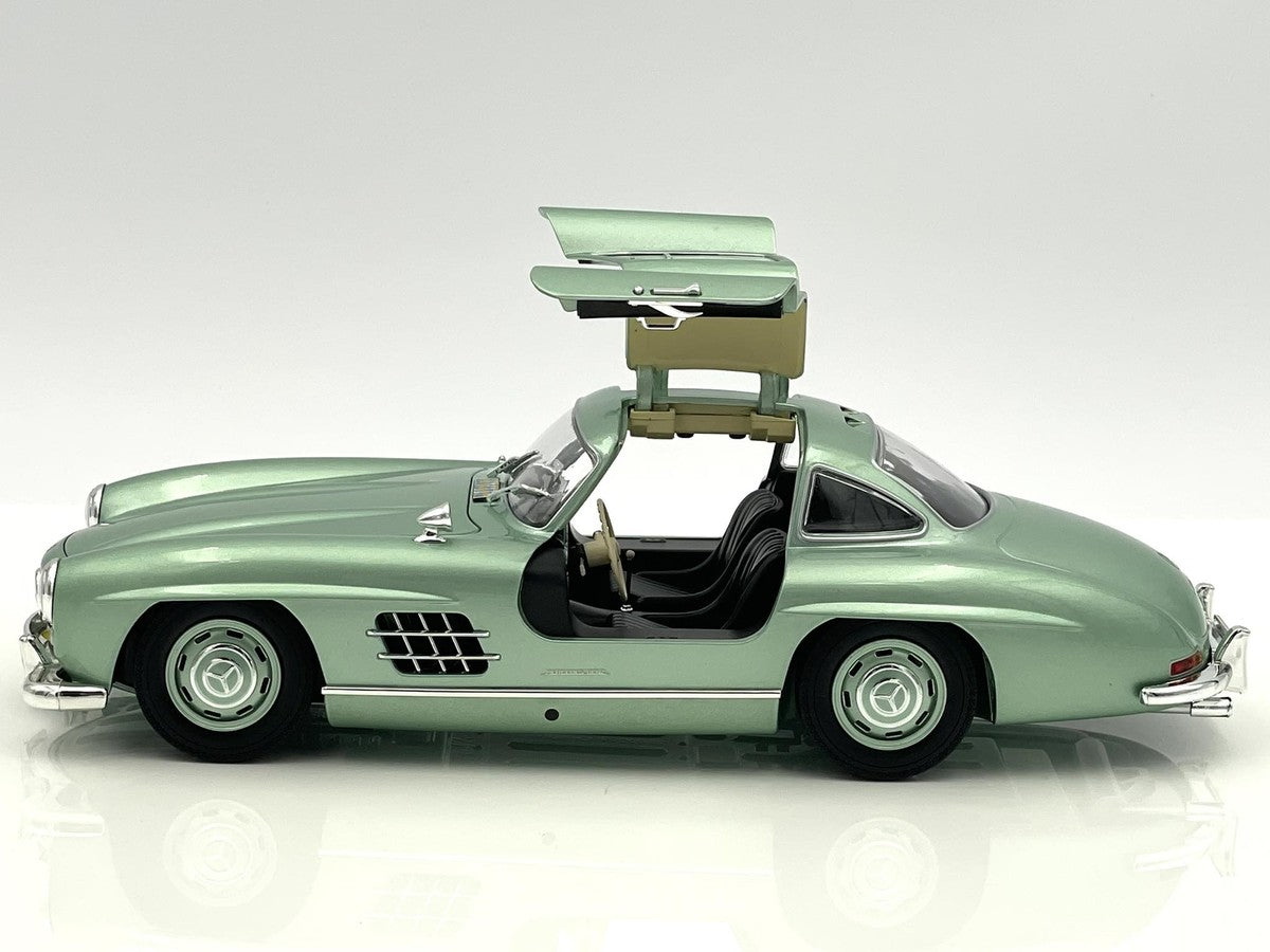 Mercedes-Benz 300 SL Coupe 1955 light green metallic 1/390pcs - 1/18 Minichamps