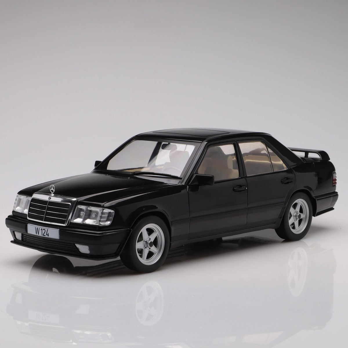 Mercedes-Benz W124 Tuning negru - 1/18 Model Car Group