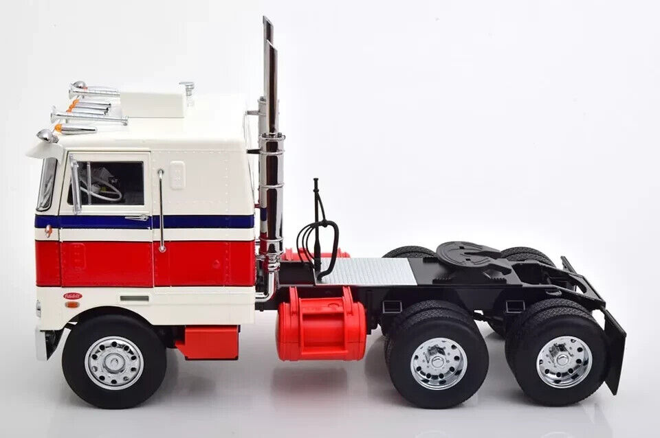 Cap Tractor Peterbilt 352 Pacemaker SZM 1977-1979 alb/rosu/albastru - 1/18 Road Kings