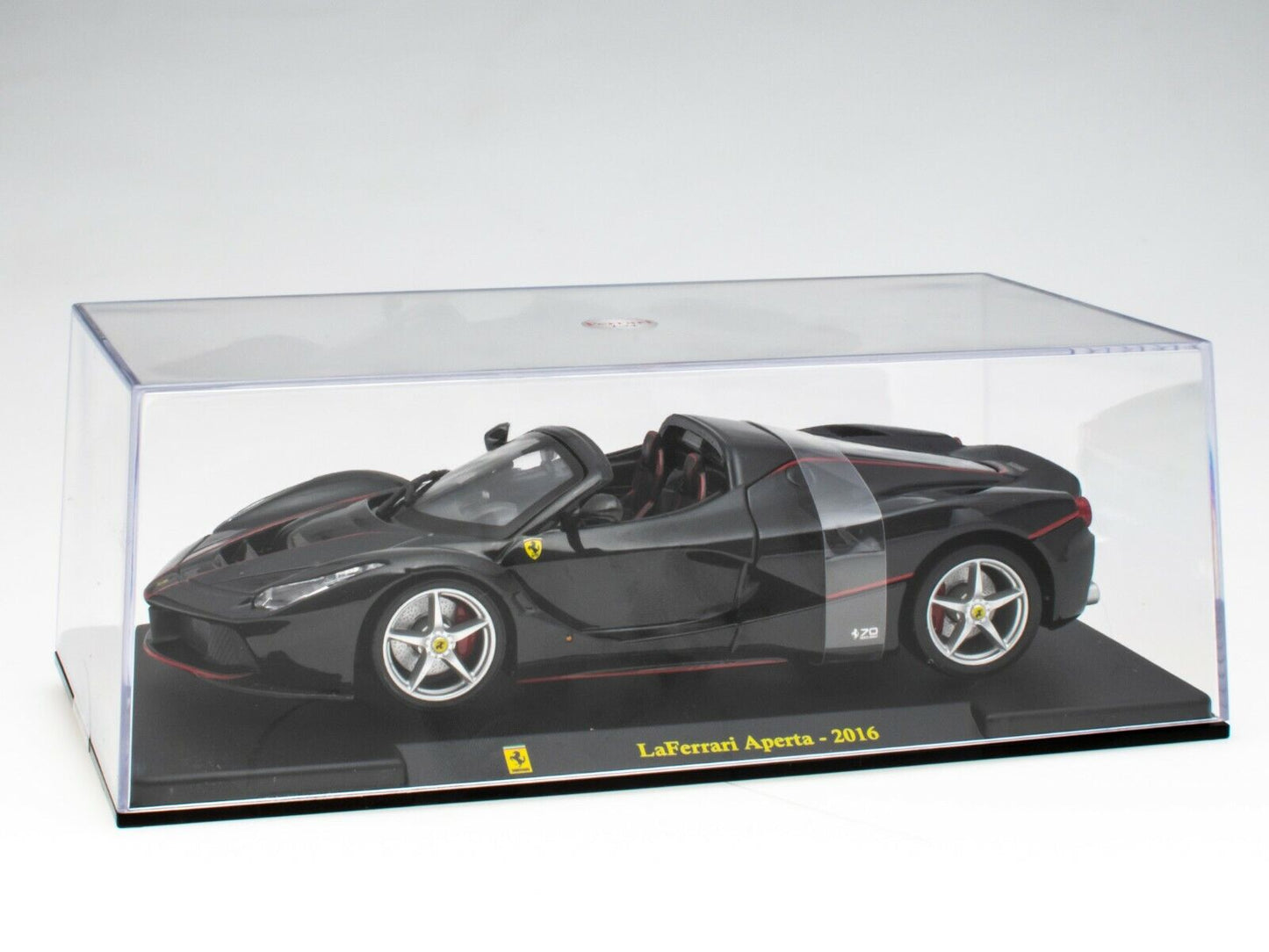 Ferrari LaFerrari Aperta 2016 negru cu vitrina plexiglass - 1/24 Bburago