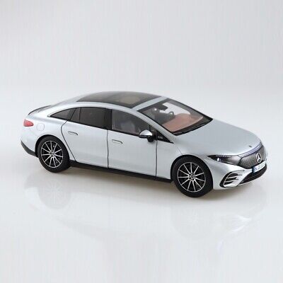 Mercedes-Benz EQS argintiu cu lumini - 1/18 NZG