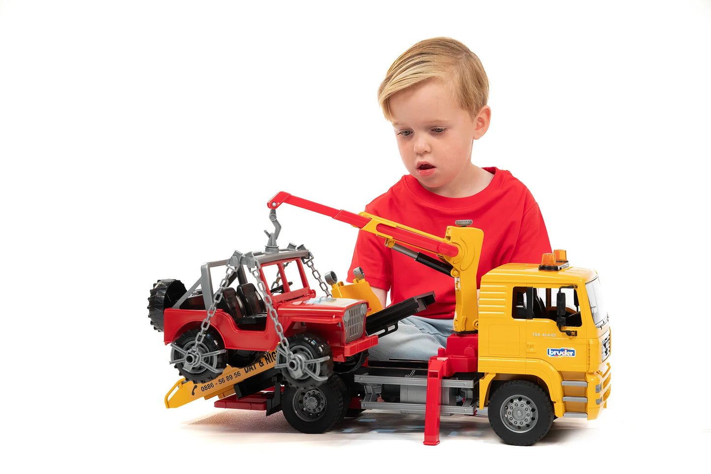 BRUDER 02750 - Camion de tractare MAN cu masina de teren Jeep