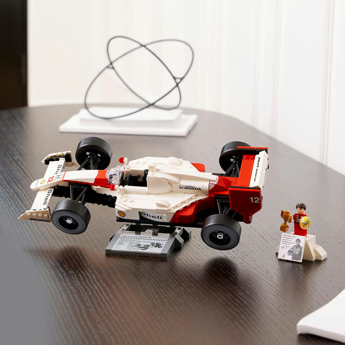 LEGO Icons Creator Expert 10330 - McLaren MP4/4 si Ayrton Senna (693 piese)