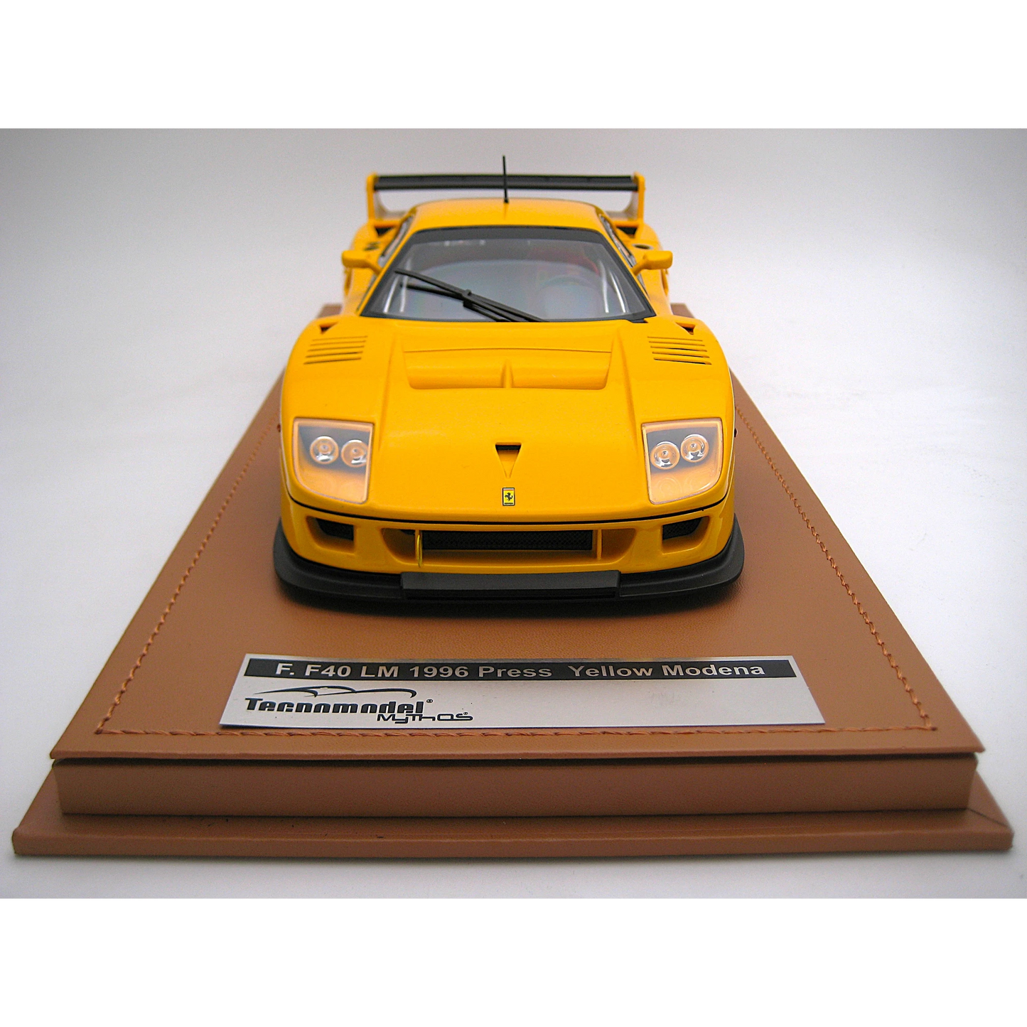 Ferrari F40 galben Editie limitata 40pcs cu vitrina plexiglass - 1/18 Tecnomodel
