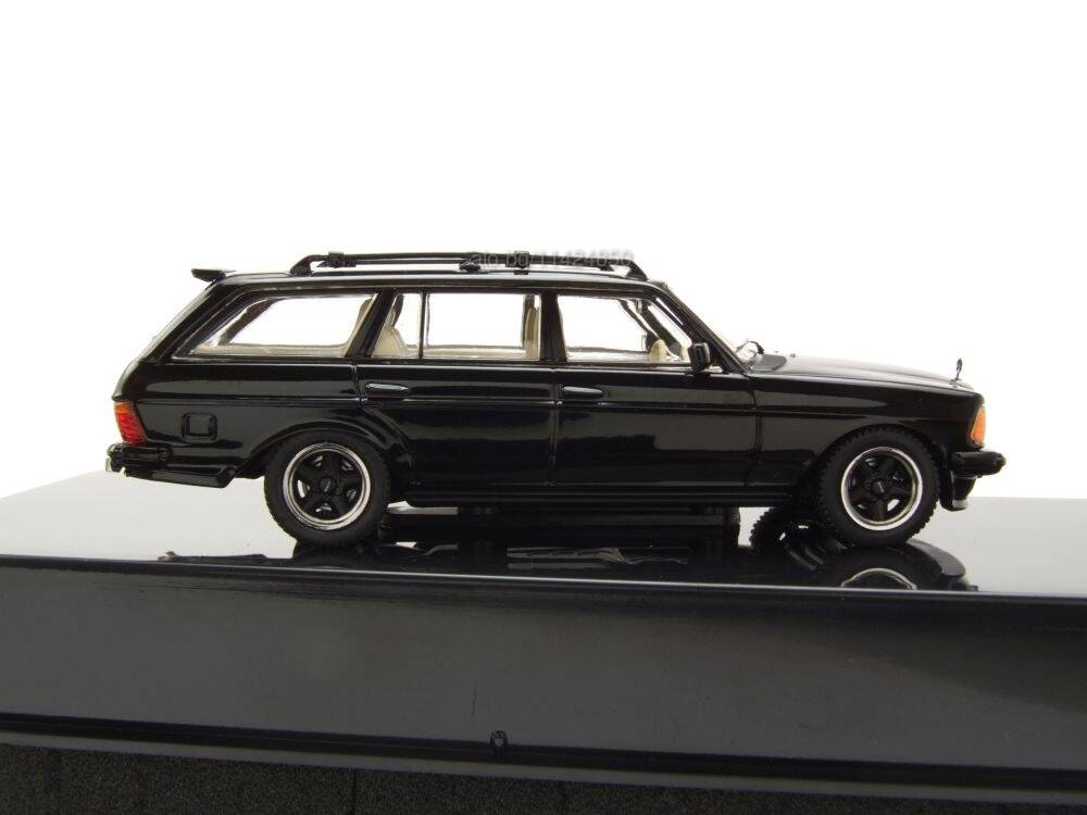 Mercedes-Benz 500 TE V8 AMG S123 1979 cu vitrina plexiglass - 1/43 Ixo Modelcars