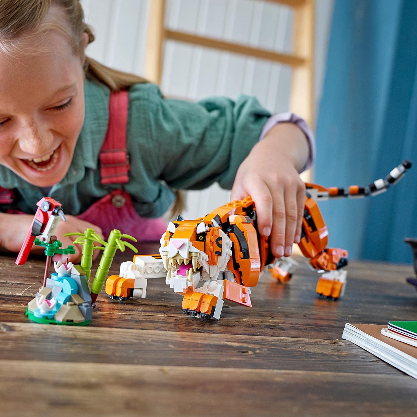 LEGO Creator 3 in 1 31129 - Maretul tigru (755 piese)