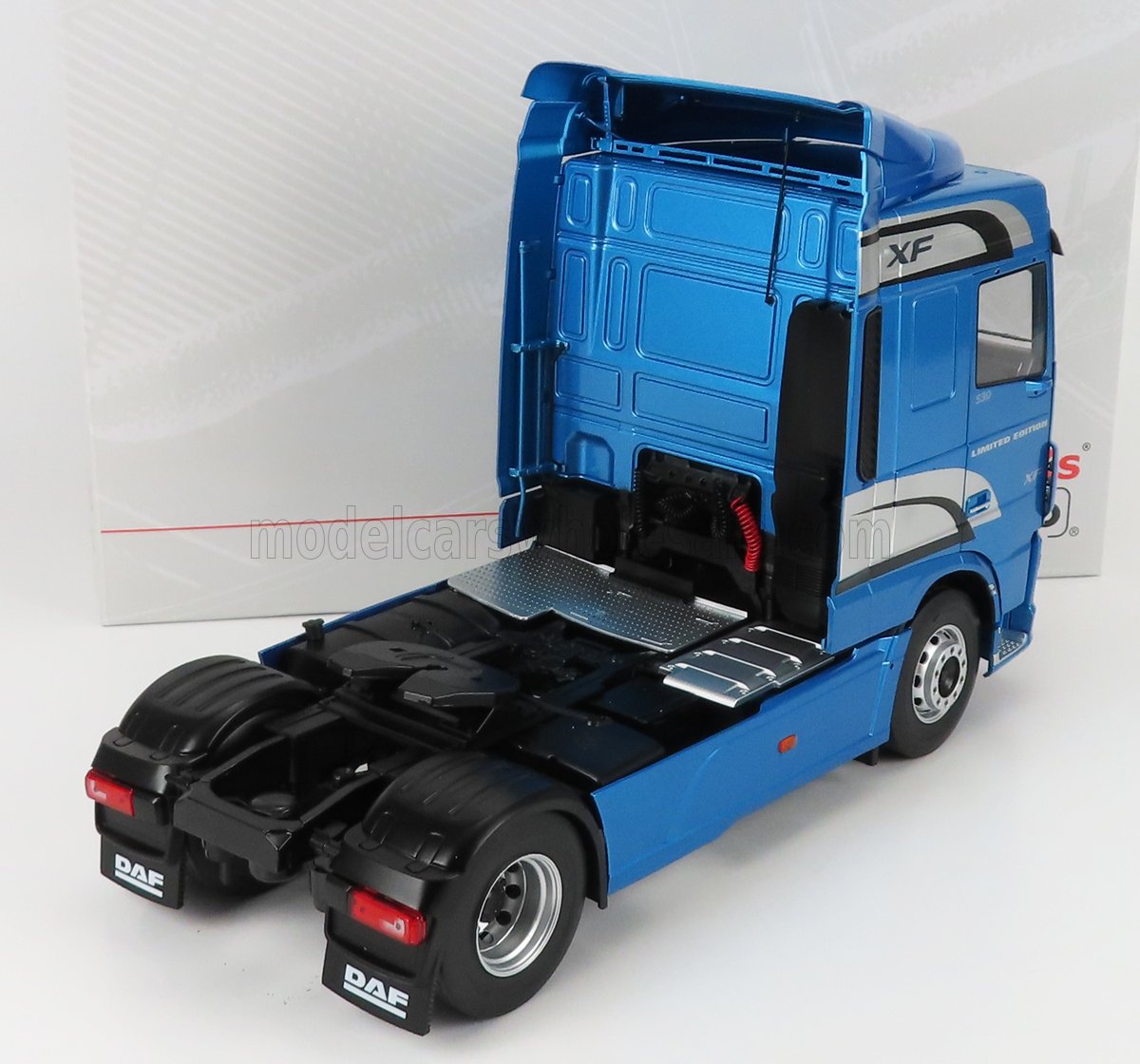 Camion DAF XF Space albastru - 1/18 Premium ClassiXXs by Ixo Models