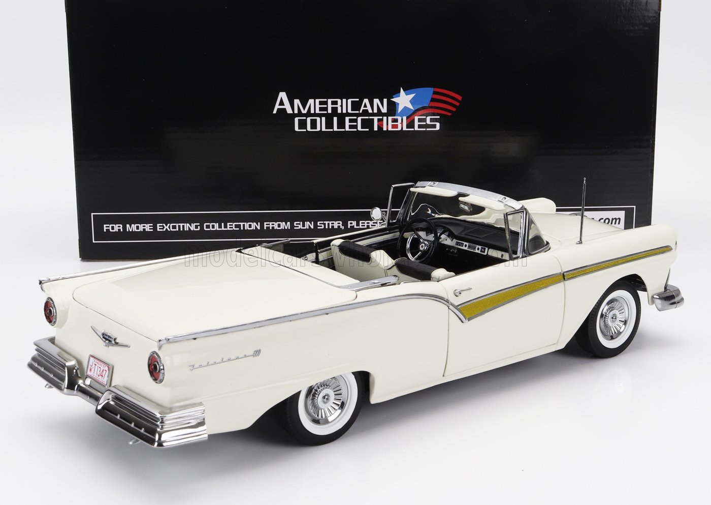 Ford Fairlane 500 Skyliner 1957 colonial white - 1/18 Sun Star