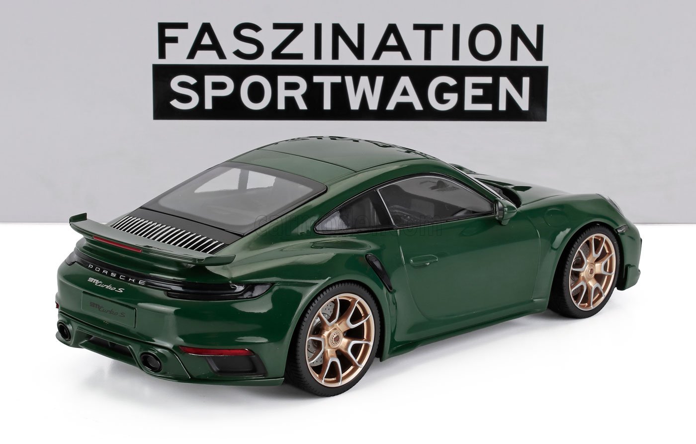 Porsche 911 992 Turbo S Coupe Sport Design 2024 verde  cu roti aurii 1/300 pcs - 1/18 Minichamps