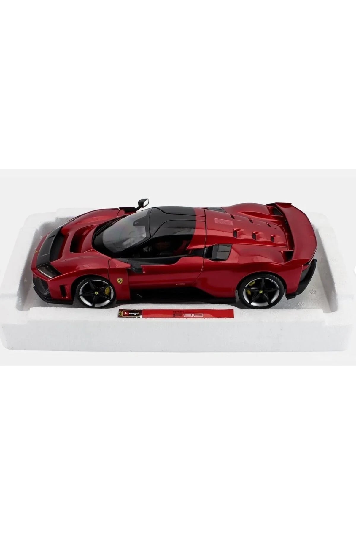 Ferrari F80 2024 cu jante negru/argintiu - 1/18 Bburago Signature