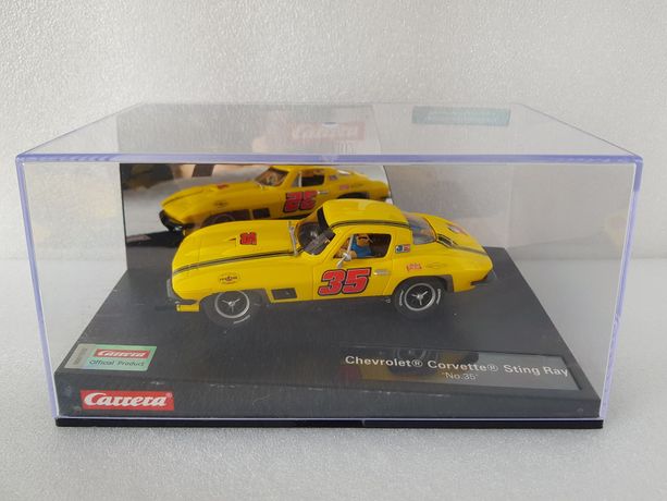 Chevrolet Corvette Sting Ray No.35 cu pilot si vitrina plexiglass pentru pista Carrera - 1/32 Carrera Evolution