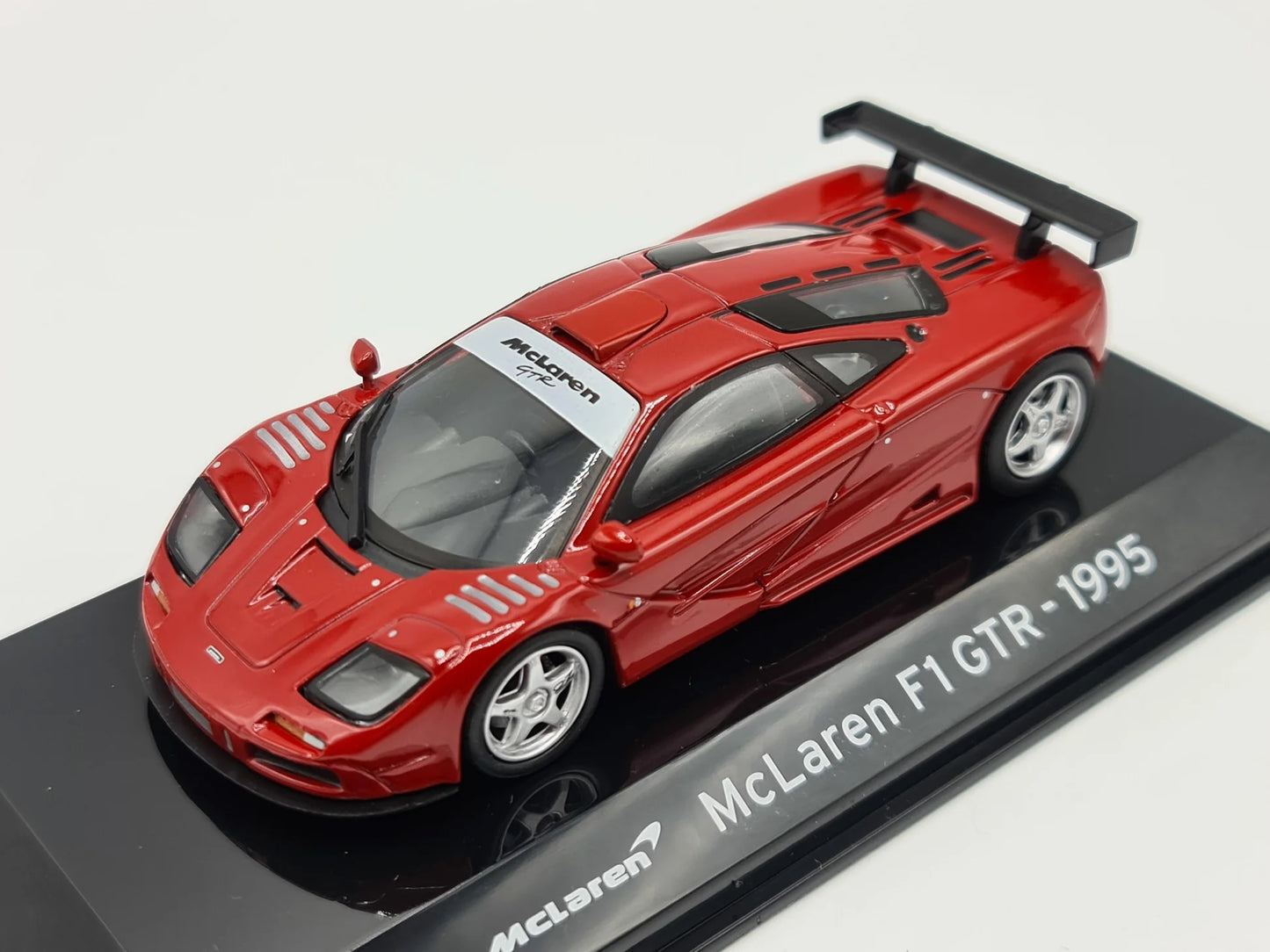 McLaren F1 GTR 1995 rosu cu vitrina plexiglass - 1/43 Altaya