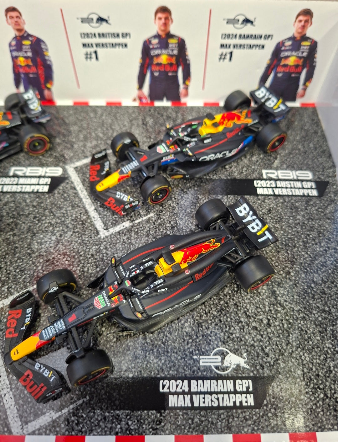 Set 4 machete Formula 1 M. Verstappen Red Bull Racing Formula 1 World Champion 2023-2024 - 1/43 Bburago