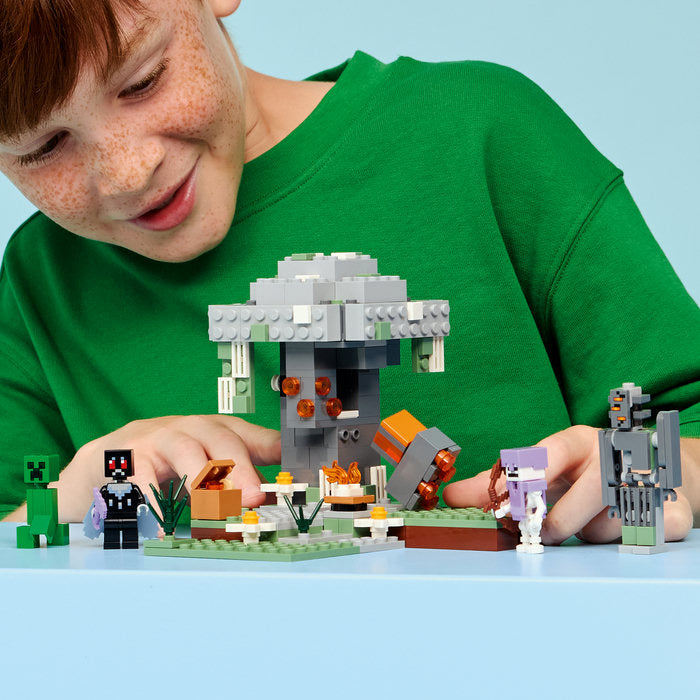 LEGO Minecraft 21586 - Gradina Palida (243 piese)