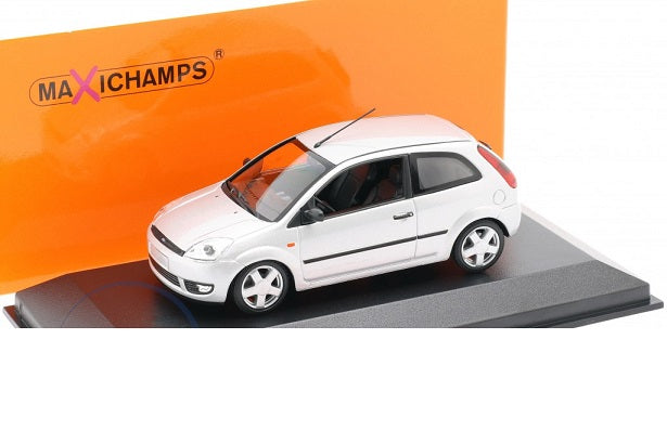 Ford Fiesta 2002 argintiu cu vitrina plexiglass - 1/43 Minichamps