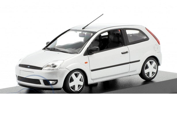 Ford Fiesta 2002 argintiu cu vitrina plexiglass - 1/43 Minichamps