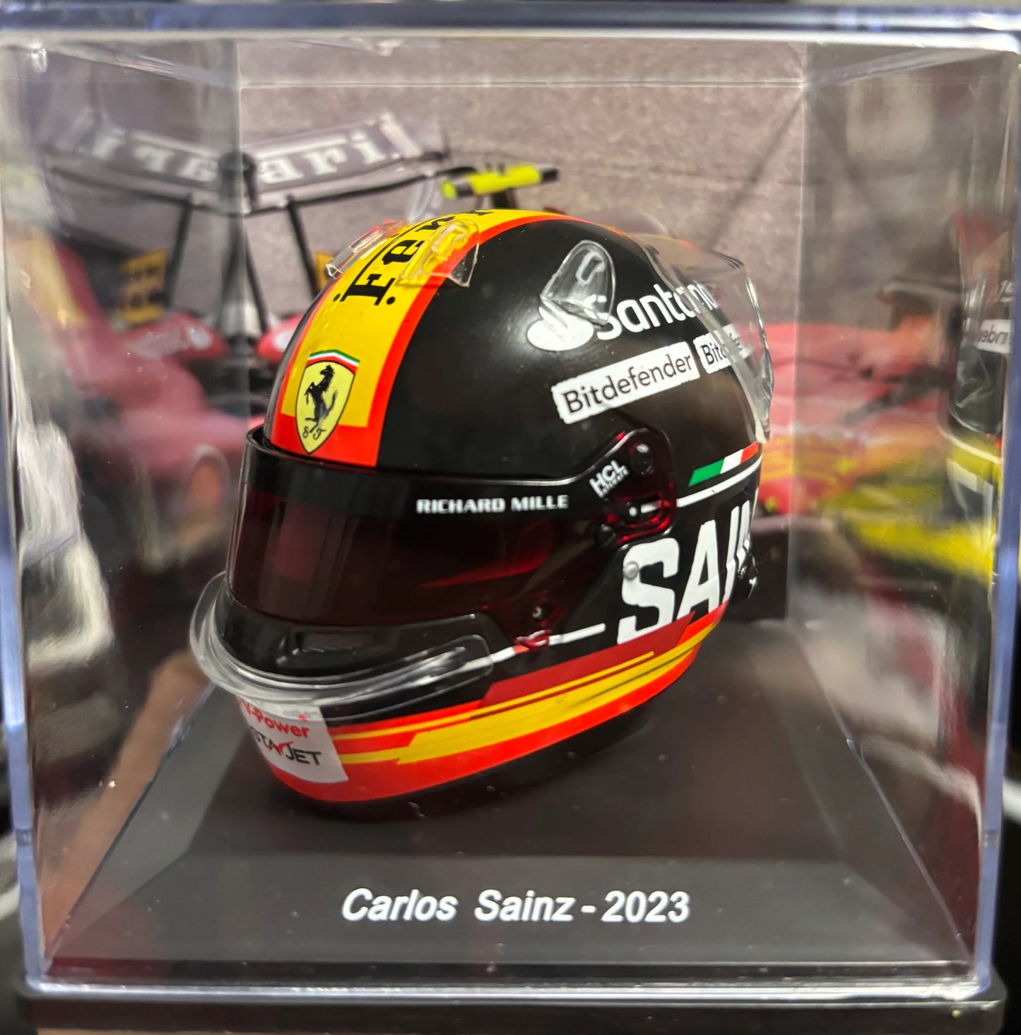 Casca Carlos Sainz jr. Ferrari #55 3rd Italy GP Formula 1 2023 cu vitrina plexiglass - 1/5 Spark