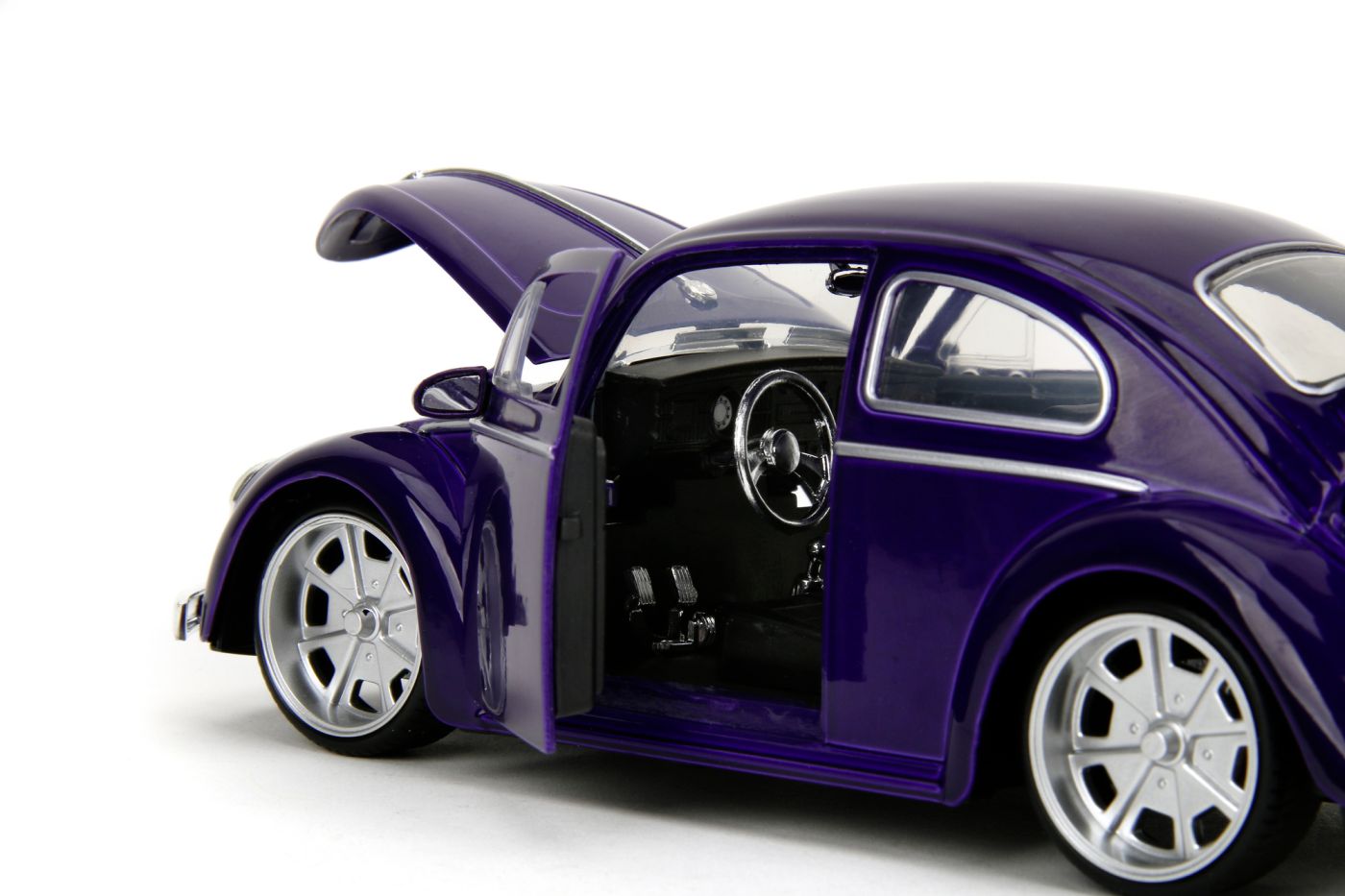 Volkswagen Beetle cu figurina Wednesday - 1/24 Jada