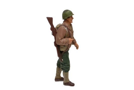 Figurina soldat cu pusca pe umar - 1/18 American Diorama